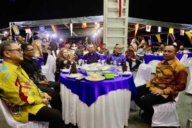 
					Ketua DPRD Provinsi Sulawesi Tengah, Mohamad Arus Abdul Karim bersama Wakil Gubernur Sulawesi Tengah, dr. Reny A. Lamadjido, serta jajaran Forkopimda menghadiri Gala Dinner HUT ke-80 TNI Angkatan Laut di atas KRI Teluk Ende-517 yang bersandar di Pelabuhan Pantoloan, Palu, Senin (15/09/25). FOTO: Humas DPRD Sulteng