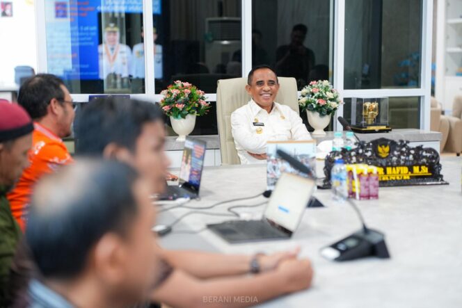 
					Gubernur Sulawesi Tengah, Anwar Hafid, saat menerima paparan Proyek Perubahan terkait Program Satu Harga dari Sekda Parigi Moutong, di Ruang Kerja Gubernur, Kamis (18/09/25). FOTO: istimewa