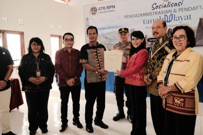 
					Staf Khusus Menteri ATR/BPN Bidang Reforma Agraria, Rezka Oktoberia, menyerahkan dokumen secara simbolis kepada perwakilan masyarakat pada kegiatan Sosialisasi Pengadministrasian dan Pendaftaran Tanah Ulayat di Desa Tandula Jangga, Kabupaten Sumba Timur, Kamis (18/09/25). FOTO: istimewa