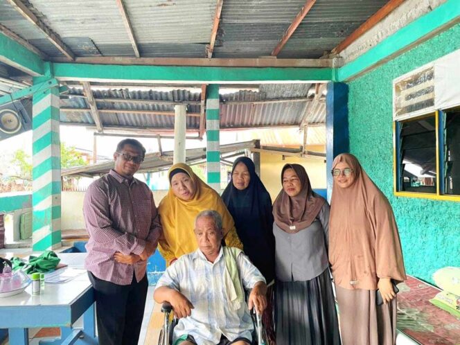
					Bunda Wiwik, Ketua Bidang Perempuan dan Keluarga DPW PKS Sulteng (kedua dari kiri), bersama jajaran pengurus saat menyerahkan bantuan kursi roda kepada Rusman, warga Kelurahan Lere yang menderita stroke, Rabu (17/09/25). FOTO: istimewa