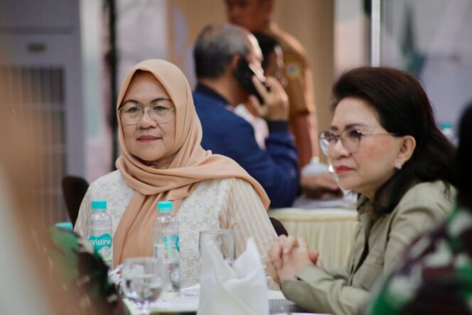 
					Anggota DPRD Provinsi Sulawesi Tengah, Dra. Marlelah, M.Si (kiri), bersama Wakil Gubernur Sulawesi Tengah, dr. Reny A. Lamadjido (kanan), saat menghadiri kegiatan penjemputan Tim Komisi IV DPR RI dan mitra kerja di Palu, Senin (22/09/25). FOTO: Humas DPRD Sulteng 