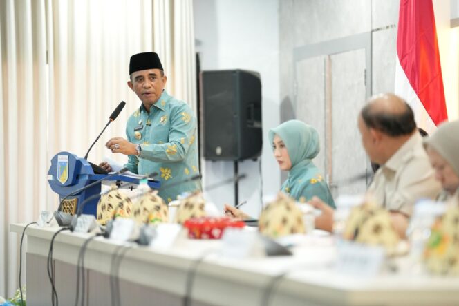 
					Gubernur Sulawesi Tengah Anwar Hafid menyampaikan arahan dalam kunjungan kerja bersama Kepala Badan Gizi Nasional (BGN) terkait implementasi Program Makan Bergizi Gratis (MBG) di Ruang Polibu Kantor Gubernur Sulteng, Kamis (25/09/25). FOTO: istimewa