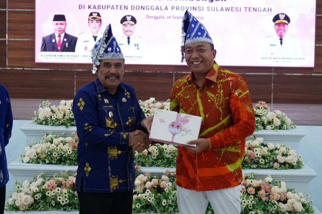 
					Wakil Bupati Donggala, Taufik M. Burhan, berjabat tangan dengan Bupati Situbondo, Jawa Timur, Yusuf Rio Wahyu Prayogo, usai penyerahan cenderamata dalam kunjungan kerja di Kabupaten Donggala, Jumat (26/09/25). FOTO: istimewa