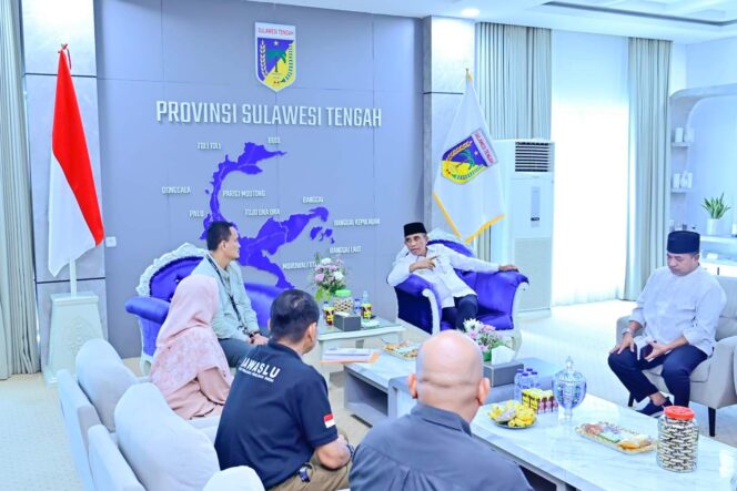 
					Gubernur Sulawesi Tengah, Dr. H. Anwar Hafid (kanan), menerima audiensi Ketua Bawaslu Sulteng, Nasrun, bersama jajaran di ruang kerja gubernur, Jumat (26/09/25). FOTO: istimewa