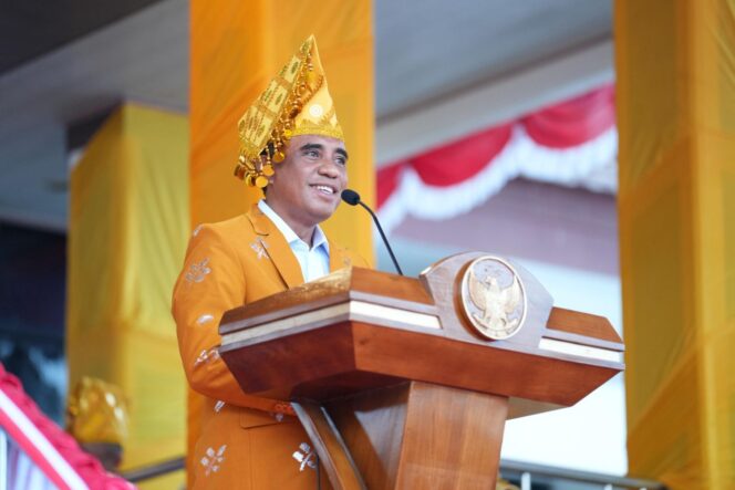 
					Gubernur Sulawesi Tengah, Anwar Hafid, mengenakan busana adat Kaili saat menyampaikan sambutan pada upacara peringatan HUT ke-47 Kota Palu di halaman Kantor Wali Kota Palu, Sabtu (27/09/25). FOTO: istimewa