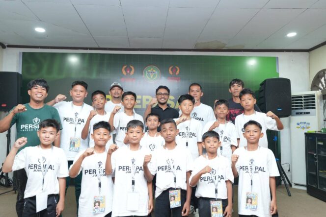 
					Ketum Koni Sulteng, Fathur Razaq bersama pemain Persipal Junior U12. FOTO: istimewa