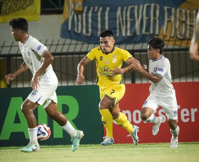 
					Pemain Barito Putera berusaha melewati hadangan pemain Persipal FC dalam laga pekan ketiga Pegadaian Championship Liga 2 2025/2026 di Stadion Demang Lehman, Kabupaten Banjar, Kalimantan Selatan, Sabtu (27/09/25). FOTO: Tim Media Barito Putera. 