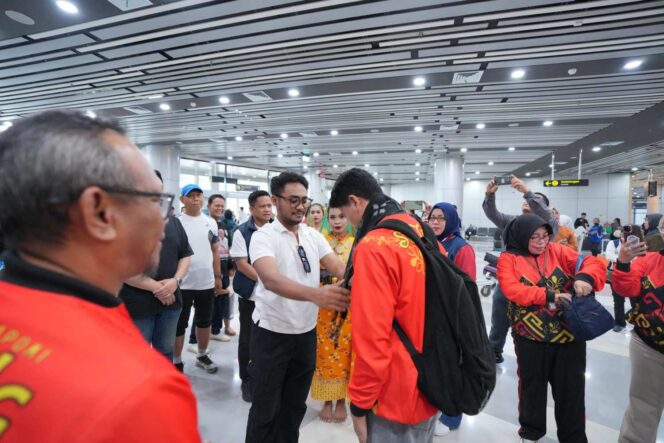 
					Saat Ketua Umum KONI Sulawesi Tengah, Fathur Razaq, menyambut kontingen Sulawesi Tengah peserta Pekan Olahraga Mahasiswa Nasional (Pomnas) XIX Jawa Tengah 2025 di Bandara Mutiara SIS Aljufri Palu, Minggu (28/09/25). FOTO: istimewa