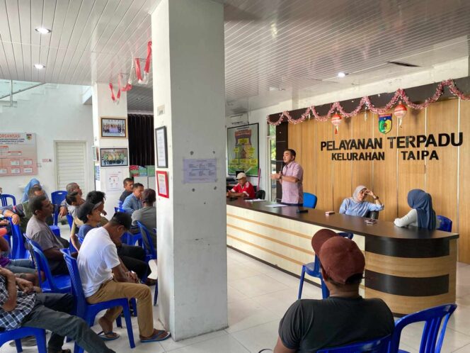 
					Ketua Komisi C DPRD Kota Palu, Abdurahim Nasar Al-Amri, memimpin pertemuan dengan nelayan Kelurahan Taipa di Kantor Kelurahan Taipa, Minggu (28/09/25). FOTO: WHN