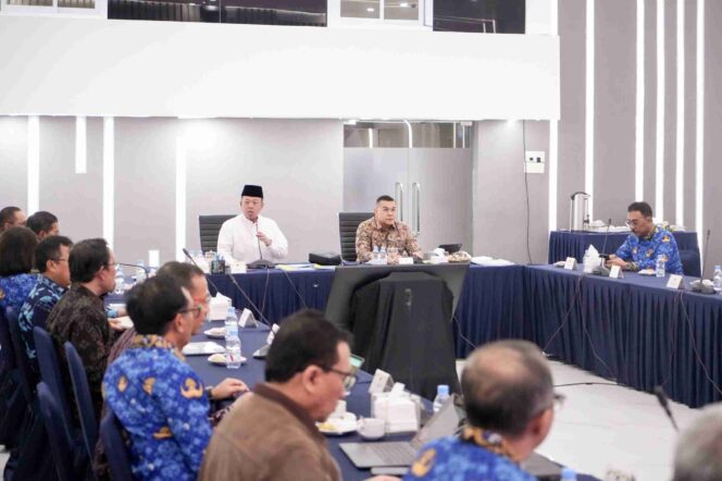 
					Menteri Agraria dan Tata Ruang/Kepala Badan Pertanahan Nasional (ATR/BPN) Nusron Wahid memimpin Rapat Pimpinan (Rapim) bersama jajaran pejabat pusat dan daerah di Aula Prona, Kementerian ATR/BPN, Jakarta, Jumat (17/10/25). FOTO: istimewa