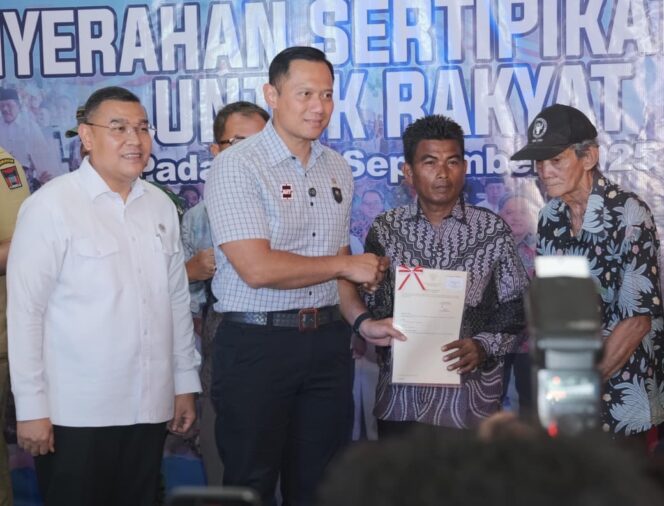 
					Wamen Ossy bersama Menko IPK, Agus Harimurti Yudhoyono (AHY). Sertipikat yang diserahkan meliputi Hak Milik, Hak Pakai, dan Wakaf, bagi penerima dari Kabupaten Padang Pariaman, Kota Padang pada Senin (30/09/25). FOTO: istimewa