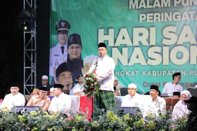 
					Menteri ATR/BPN Nusron Wahid menyampaikan orasi kebangsaan pada malam puncak peringatan Hari Santri Nasional tingkat Kabupaten Purwakarta, Sabtu (25/10/25). FOTO: istimewa