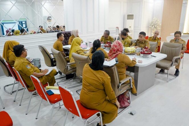 
					Sekretaris Daerah Provinsi Sulawesi Tengah, Novalina, memimpin rapat koordinasi terkait penataan dan penginputan data PPPK paruh waktu ke dalam SIASN dan SIPD di Ruang Sekda Sulteng, Selasa (07/10/25). FOTO: istimewa