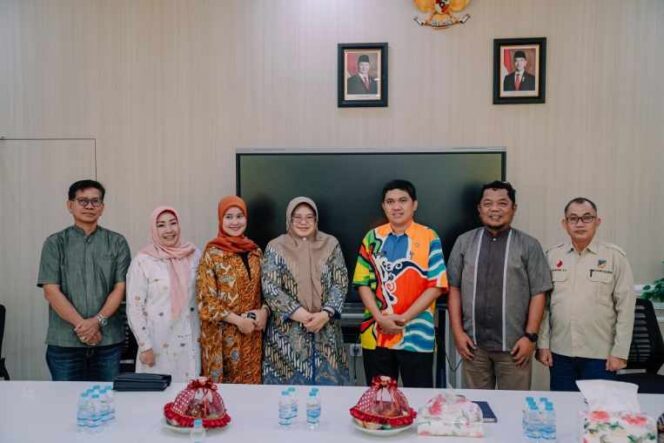 
					Plt Kepala Dinas Komunikasi, Informatika, Persandian dan Statistik Provinsi Sulawesi Tengah, Wahyu Agus Pratama (ketiga dari kanan) bersama Kepala Dinas Kominfo Provinsi Jawa Timur, Sherlita Ratna Dewi Agustin (tengah), berfoto bersama jajaran kedua instansi usai pertemuan kerja di ruang Kadis Kominfosantik Sulteng, Jumat (17/10/25). FOTO: istimewa