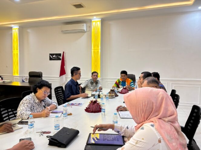 
					Plt Kepala Dinas Komunikasi, Informatika, Persandian, dan Statistik (Kominfosantik) Provinsi Sulawesi Tengah, Wahyu Agus Pratama, memimpin Rapat Koordinasi Satgas “Berani Sapu Bersih Hoaks” bersama jajaran dan anggota Satgas di ruang kerja Kadis Kominfosantik Sulteng, Jumat (17/10/25). FOTO: istimewa