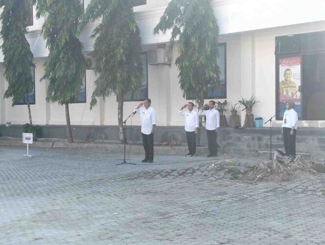 
					Kepala BPBD Kabupaten Donggala, Abd Muin, memimpin apel pagi di halaman Kantor BPKAD Donggala, Rabu (08/10/25). FOTO: istimewa