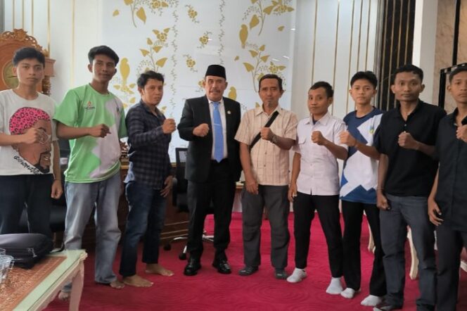 
					Wakil Bupati Donggala, Taufik Burhan (tengah), berpose bersama pengurus dan atlet Beladiri Kempo Indonesia (BKI) Kabupaten Donggala usai penyerahan bantuan pembinaan dari Dinas Pemuda dan Olahraga (Dispora) Donggala di ruang kerjanya, Selasa (14/10/25). FOTO: MAS