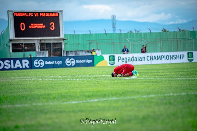 
					Salah satu pemain Persipal Palu tertunduk lesu usai kalah dari PSS Sleman. FOTO: netiz.id 