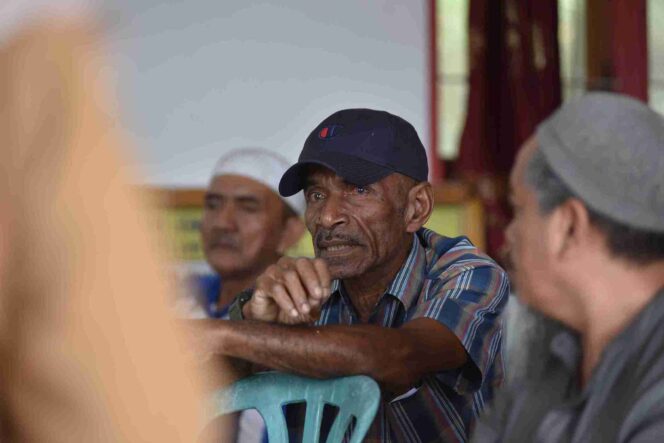 
					Deny, seorang nelayan sekaligus pegiat pengelolaan sampah di Desa Loli Pesua. FOTO: netiz.id (Akib).