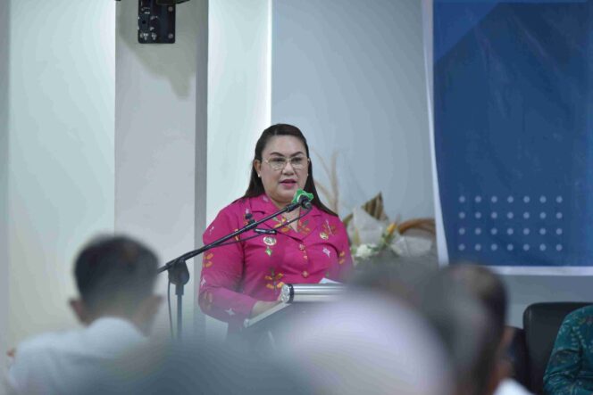 
					Bupati Donggala, Vera Elena Laruni, saat membuka kegiatan Uji Kompetensi (Job Fit) Jabatan Pimpinan Tinggi (JPT) Pratama) di salah satu hotel di Kota Palu, Kamis (16/10/25). FOTO: netiz.id (akib).