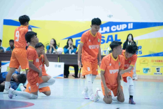 
					Para pemain SMPN 4 Palu merayakan kemenangan setelah memastikan tiket ke final melalui adu penalti pada semifinal ILM Cup II Futsal tingkat SMP Tahun 2025 di Palu, Senin malam (27/10/25). FOTO: netiz.id (akib)