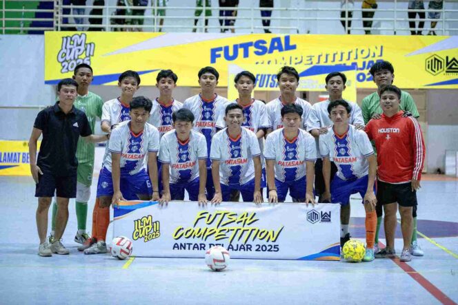 
					Skuad futsal SMA GKST 1 Tentena berpose bersama jelang laga Semifinal ILM Cup II 2025 di Gelora Bumi Kaktus, Palu, Senin malam (27/10/25). FOTO: netiz.id (akib)
