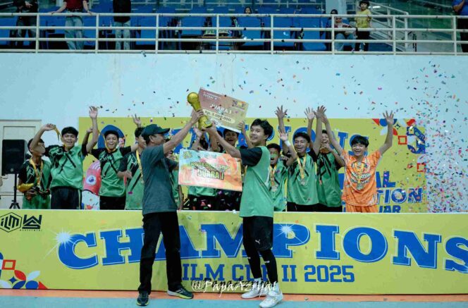 
					Para pemain SMPN 1 Palu mengangkat trofi juara Turnamen Futsal Imelda Liliana Muhidin (ILM) Cup II Tahun 2025 usai menerima piala dan hadiah utama pada seremoni penutupan di Gedung Gelora Bumi Kaktus, Palu, Rabu malam (29/10/25). FOTO: netiz.id (akib)