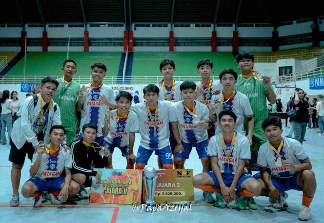 
					Tim futsal SMA GKST 1 Tentena, Kabupaten Poso, berpose bersama trofi dan medali usai meraih posisi runner-up pada Turnamen Futsal Imelda Liliana Muhidin (ILM) Cup II Tahun 2025 yang digelar di Gedung Gelora Bumi Kaktus, Kota Palu, Rabu malam (29/10/25). FOTO: netiz.id (akib)