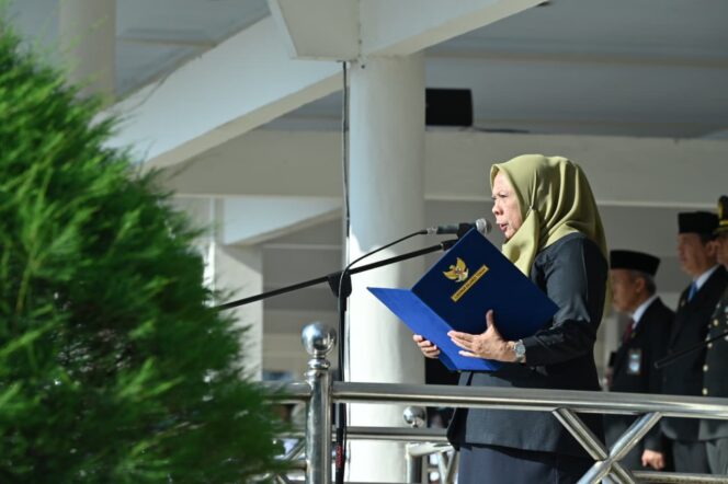 
					Saat Wakil Gubernur Sulawesi Tengah, Reny A. Lamadjido, memimpin upacara peringatan Hari Kesaktian Pancasila ke-60 di Lapangan Pogombo. FOTO: istimewa