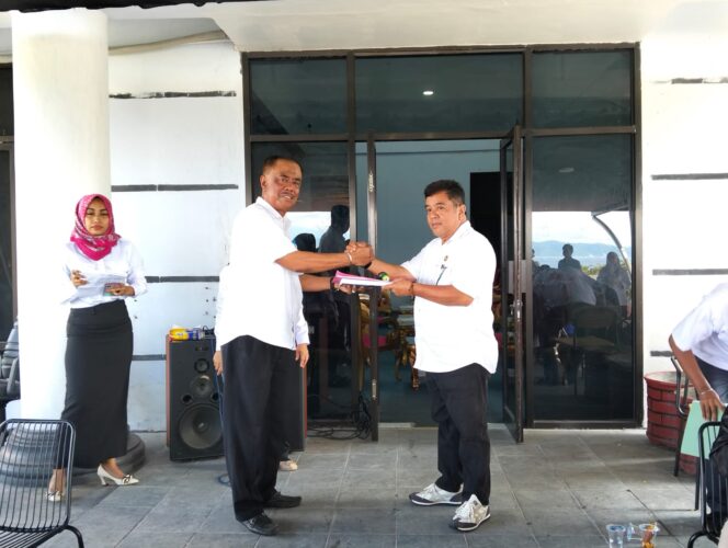 
					Plt Sekwan DPRD Donggala, Arifin Paras (kanan), menerima dokumen serah terima jabatan dari mantan Sekwan Damin yang resmi purna tugas per 1 Oktober 2025, di halaman kantor DPRD Donggala, Rabu (01/10/25). FOTO: TIM