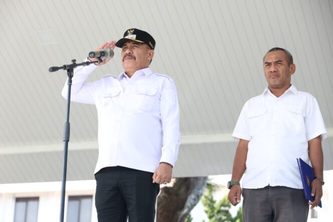 
					Wakil Bupati Donggala, Taufik M. Burhan, memimpin langsung upacara peringatan Hari Kesaktian Pancasila 2025 di halaman Kantor Bupati pada Selasa (01/10/25). FOTO: Agung 