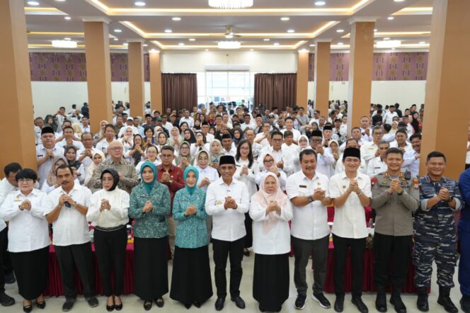 
					Gubernur Sulawesi Tengah, Anwar Hafid bersama Wakil Gubernur dr. Reny Lamadjido, Bupati Tolitoli Amran H. Yahya, serta jajaran Forkopimda, pejabat Pemprov dan Pemkab Tolitoli berfoto bersama usai pembukaan Rapat Kerja Daerah (Rakerda) di Tolitoli, Jumat (03/10/25). FOTO: istimewa