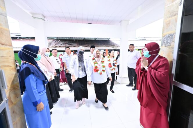 
					Wakil Gubernur Sulawesi Tengah, dr. Reny A. Lamadjido, tiba di RSUD Mokopido Tolitoli untuk meninjau sejumlah fasilitas kesehatan, Jumat (03/10/25). FOTO: istimewa