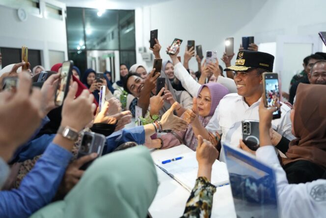 
					Gubernur Sulawesi Tengah, H. Anwar Hafid, disambut hangat oleh masyarakat saat kunjungan kerja di Kabupaten Tolitoli. Kehadiran Gubernur disambut antusias dengan swafoto dan jabat tangan dari warga. (Foto: Dok. Pemprov Sulteng)