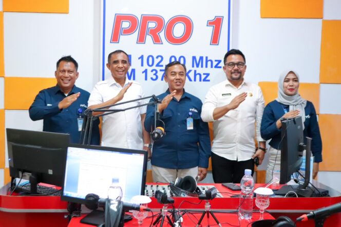 
					Gubernur Sulawesi Tengah, Dr. H. Anwar Hafid (kedua kiri) bersama Sekretaris Daerah Toli-Toli, Moh. Asrul Bantilan, (kedua kanan) saat di Studio 1 RRI Toli-Toli, Jumat (03/10/25). FOTO: istimewa