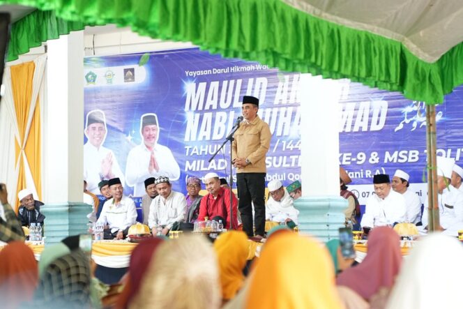 
					Saat Gubernur Sulawesi Tengah, Anwar Hafid, menghadiri peringatan Maulid Akbar Nabi Muhammad SAW 1447 H di Yayasan Darul Himah Wadda’wah Pesantren Sirojul Ma'ruf Dapalak dan Majelis Subuh Berkah (MSB) Tolitoli, Sabtu (04/10/25). FOTO: istimewa