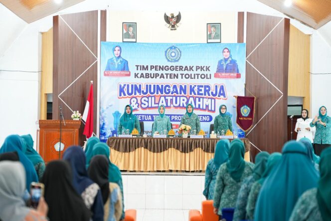 
					Ketua Tim Penggerak PKK Provinsi Sulawesi Tengah, Sry Nirwanti Bahasoan, bersama jajaran TP-PKK Kabupaten Tolitoli saat menghadiri kegiatan kunjungan kerja dan silaturahmi di Gedung PKK Kabupaten Tolitoli, Jumat (03/10/25). FOTO: istimewa