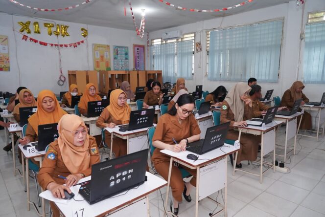 
					Sejumlah Aparatur Sipil Negara (ASN) lingkup Pemerintah Provinsi Sulawesi Tengah mengikuti asesmen kompetensi secara virtual yang digelar BKD Sulteng di SMK Negeri 1 Palu, Senin (06/10/25). FOTO: istimewa
