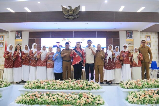 
					Ketua DPRD Donggala, Moh Taufik (Kemeja Putih) hadir dalam kegiatan Gebyar Membatik. FOTO: DAL