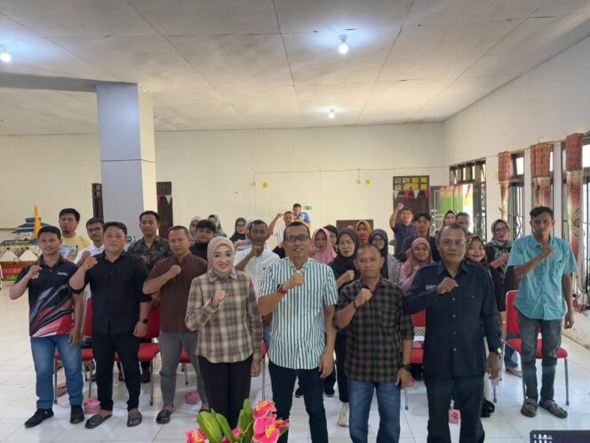 
					Plt. Kepala Dinas Kominfosantik Provinsi Sulawesi Tengah bersama Camat Baolan, Fachmi dari Dinas Kominfo Tolitoli, serta peserta kegiatan Kelompok Informasi Masyarakat (KIM) Kecamatan Baolan berfoto bersama usai pembukaan kegiatan bertema “Berani KIM dalam Era Digitalisasi” di Aula Kantor Kecamatan Baolan, Tolitoli, Sabtu (04/10/25). FOTO: istimewa
