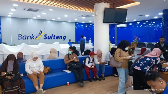 
					Suasana pencairan Beasiswa Berani Cerdas di Bank Sulteng. FOTO: istimewa