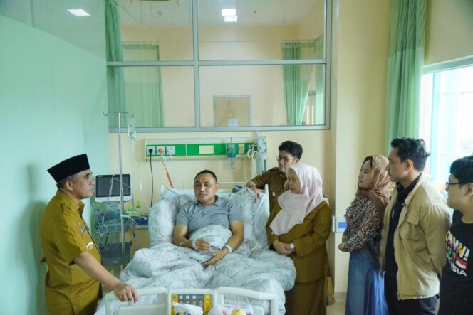 
					Gubernur Sulawesi Tengah Dr. H. Anwar Hafid, M.Si, didampingi Wakil Gubernur dr. Reny A. Lamadjido, Sp.PK, M.Kes, berbincang dengan salah satu pasien penerima layanan Berani Sehat di ruang perawatan RSUD Undata Palu. FOTO: istimewa