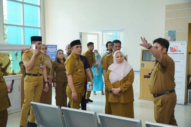 
					Gubernur Sulawesi Tengah Dr. H. Anwar Hafid, M.Si, didampingi Wakil Gubernur dr. Reny A. Lamadjido, Sp.PK, M.Kes, berbincang dengan salah satu pasien penerima layanan Berani Sehat di ruang perawatan RSUD Undata Palu, Senin (07/10/25). FOTO: istimewa