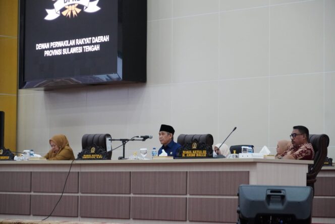 
					Saat Wakil Ketua I, Aristan memimpin rapat DPRD Provinsi Sulawesi Tengah membahas dua Raperda penting di luar Propemperda 2025. FOTO: ZAINAL 