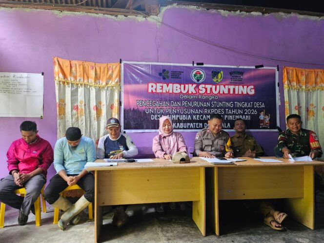
					Camat Pinembani Sukmawati bersama unsur Forkopimcam, aparat desa, dan petugas kesehatan saat mengikuti Rembuk Stunting di Desa Limpubia, Kecamatan Pinembani, Kabupaten Donggala. FOTO: istimewa