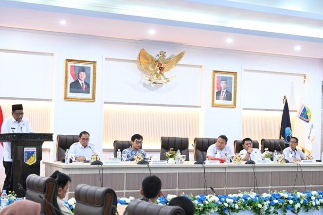 
					Suasana Rapat Koordinasi Pemantauan dan Evaluasi Pelaksanaan Rekomendasi Penyelesaian Non-Yudisial Pelanggaran HAM Berat yang digelar di Ruang Polibu, Kantor Gubernur Sulawesi Tengah, Rabu (08.10.25). FOTO: istimewa