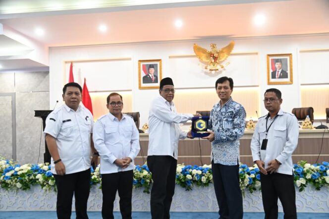 
					Asisten Pemerintahan dan Kesejahteraan Rakyat Sekretariat Daerah Provinsi Sulawesi Tengah Fahrudin D. Yambas menyerahkan cenderamata kepada perwakilan Kementerian Hukum dan HAM RI usai pelaksanaan Rapat Koordinasi Pemantauan dan Evaluasi Pelaksanaan Rekomendasi Penyelesaian Non-Yudisial Pelanggaran HAM Berat di Ruang Polibu, Kantor Gubernur Sulawesi Tengah, Rabu (08/10/25). FOTO: istimewa