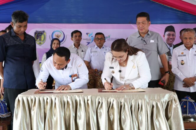 
					Bupati Donggala, Vera Elena Laruni teken kerjasama dengan BBP3KP untuk meningkatkan kualitas produk perikanan lokal. FOTO: DAL