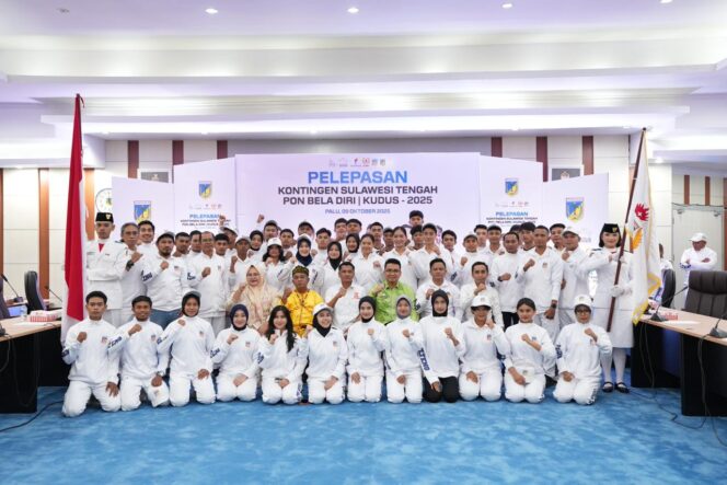 
					Kontingen Sulawesi Tengah foto bersama usai prosesi pelepasan menuju PON Beladiri 2025 di Kudus, Jawa Tengah, Kamis (09/10/25). FOTO: istimewa