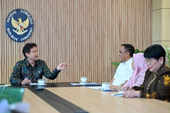 
					Menteri Kesehatan RI, Budi Gunadi Sadikin, berdialog dengan Gubernur Sulawesi Tengah, Anwar Hafid, dan Wakil Gubernur Reny A. Lamadjido dalam audiensi membahas rencana pembangunan RS Undata Nambaso di Jakarta, Jumat (10/10/25). FOTO: istimewa